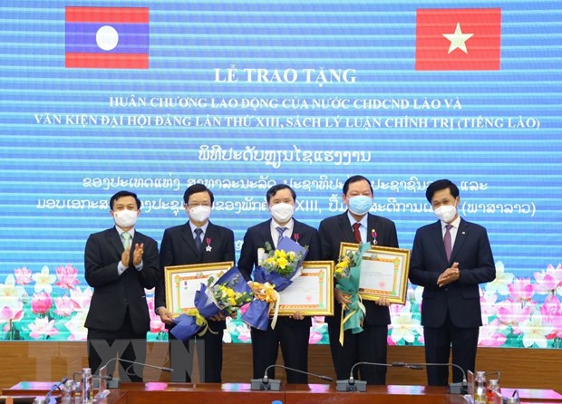 Laos presents orders to Vietnamese cadres and experts